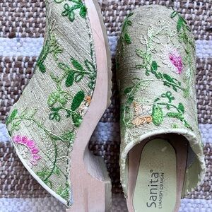 Sanita Women's Floral Embroidered Danish Clogs Size EU 40/US 9 or 9.5